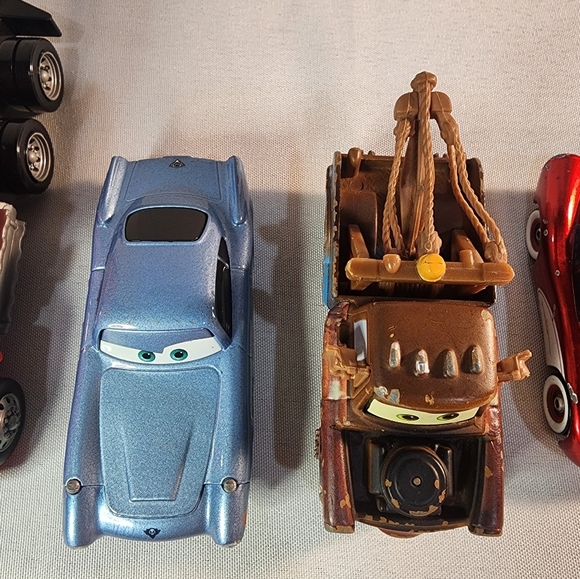 Lot of 5 Disney Pixar Cars Diecast: Mac, Mater, Lightning McQueen - Picture 6 of 14